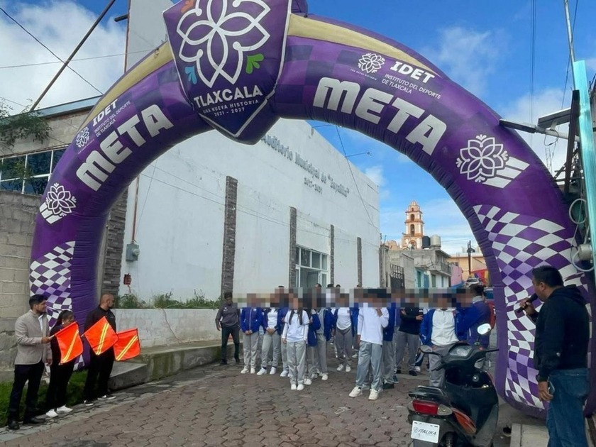 En Españita, participan más de 100 estudiantes en caminata recreativa del IDET