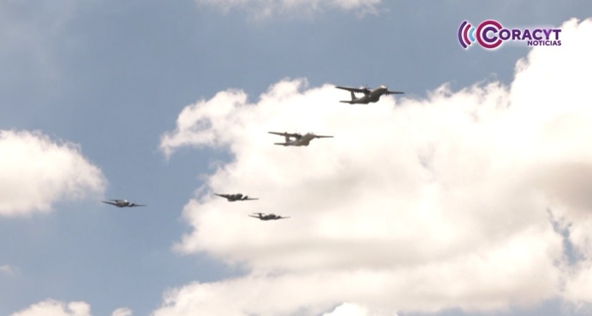 Tlaxcaltecas disfrutan de las prácticas de vuelo de la Fuerza Aérea Mexicana