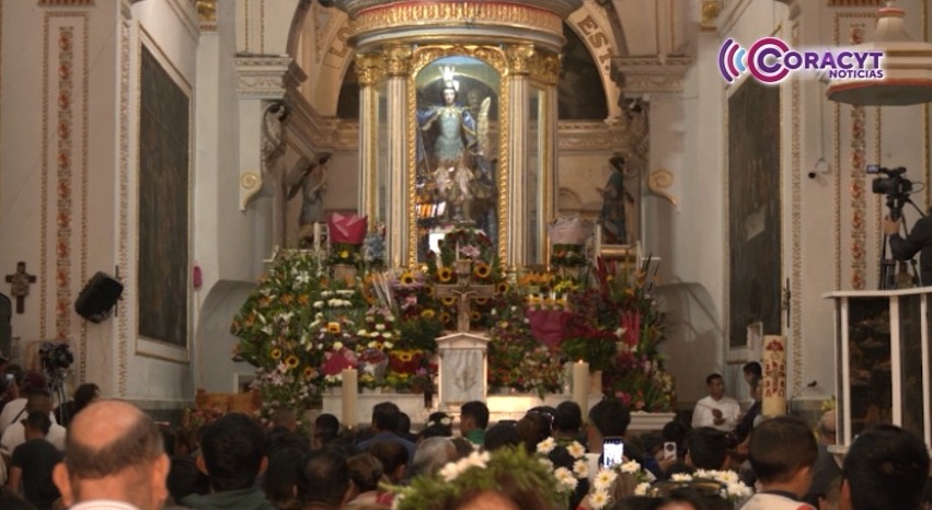 Fieles portan corona de flores en su visita a “San Miguel del Milagro