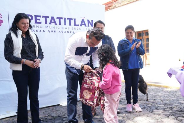 Azaín Ávalos Marban impulsa la educación con entrega de más de 800 kits escolares