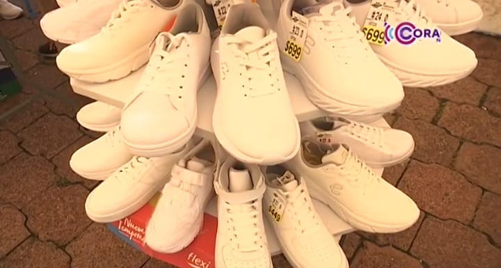 Confían comerciantes en compras de última hora para repuntar ventas de calzado escolar