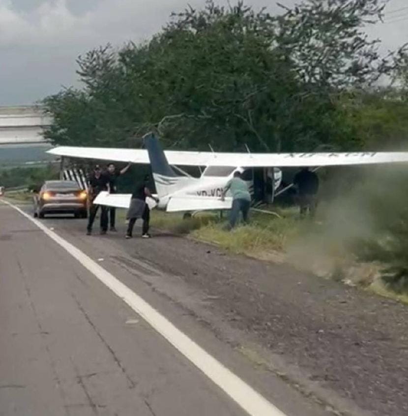 Avioneta realiza aterrizaje forzoso en autopista de Mazatlán