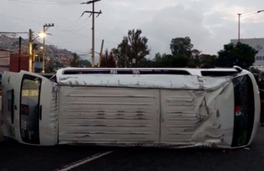 Volcadura en autopista México-Pachuca deja un muerto y 19 heridos