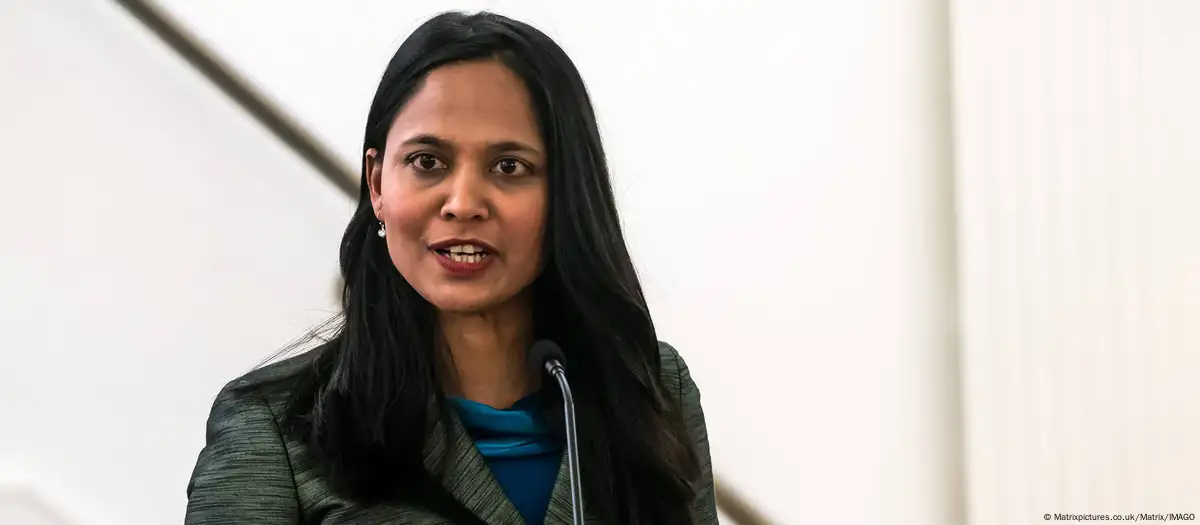 Dimite secretaria de Estado británica por subir alquiler