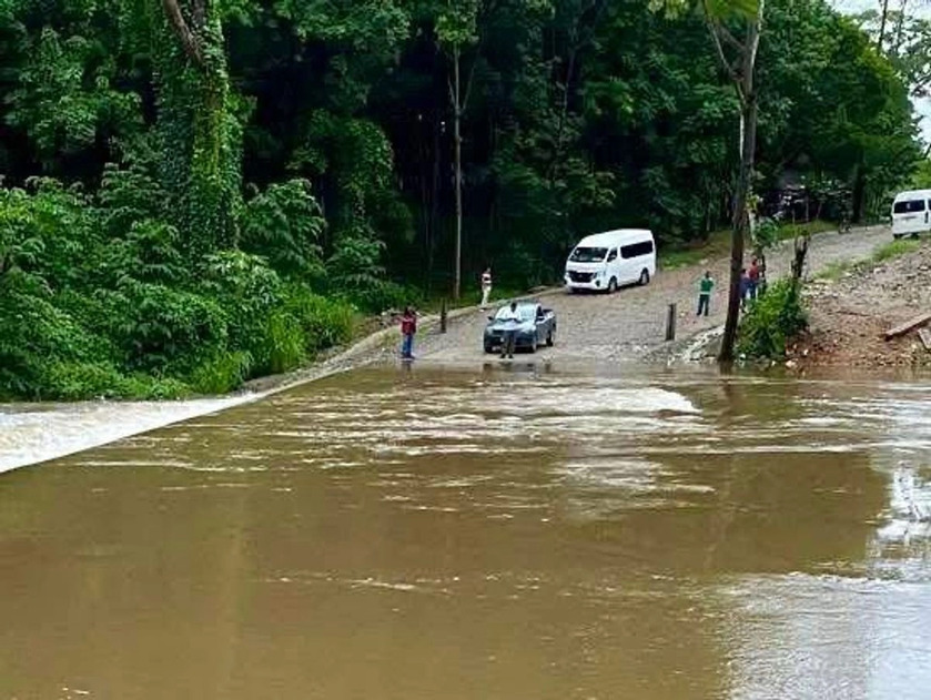 Cierre de carreteras, deslaves e inundaciones deja tormenta ‘Ivo’ en Oaxaca