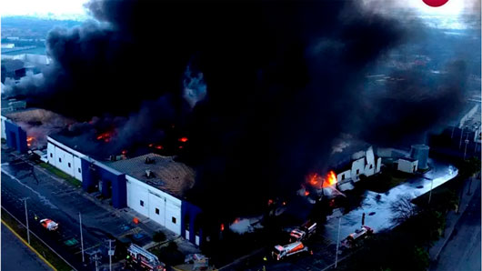 ¡Fuerte incendio en Nuevo León! Fuego consume fábrica en Apodaca
