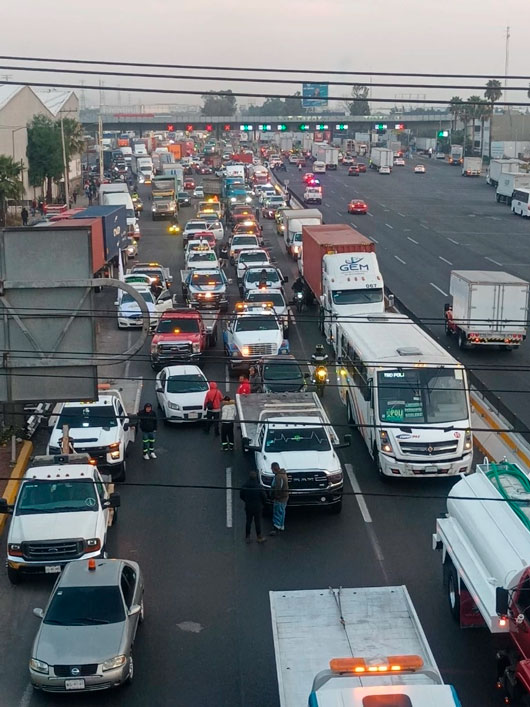 Transportistas y comerciantes inician bloqueo en la México-Querétaro