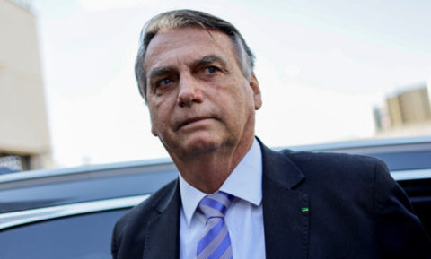 Corte brasileña impone a Bolsonaro uso de tobillera electrónica