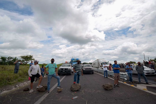Por falta de energía eléctrica bloquean carretera Costera del Golfo en Veracruz