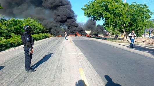 Desalojo nocturno provoca bloqueo con llantas en llamas en carretera 307 de Tulum