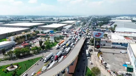Sigue el bloqueo de transportistas en la México-Querétaro, pese a liberación de líder que buscaban