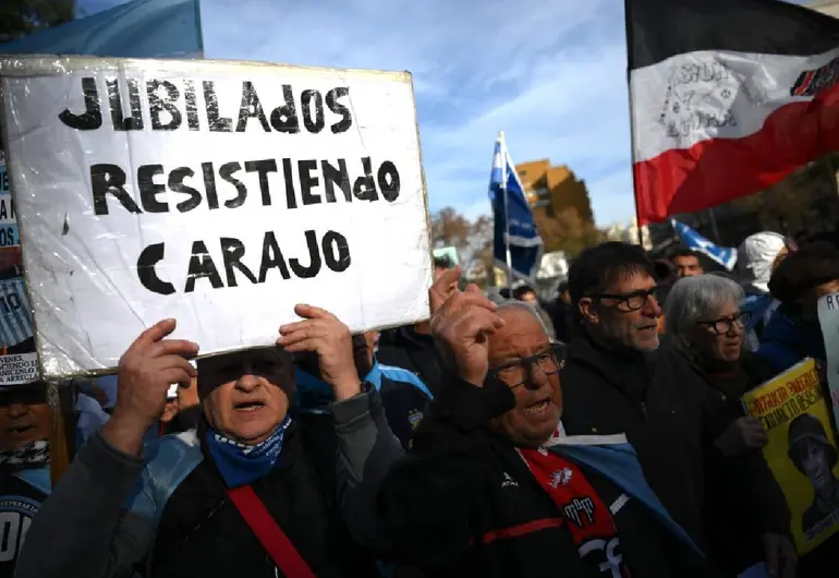 Salarios de hambre: médicos se unen a protestas de jubilados en Argentina