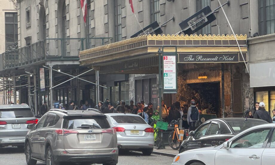 Cierra Hotel Roosevelt de NY; era refugio de personas migrantes