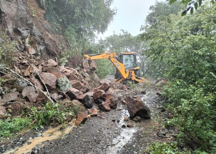 Dos muertos y 50 derrumbes dejan lluvias en Hidalgo