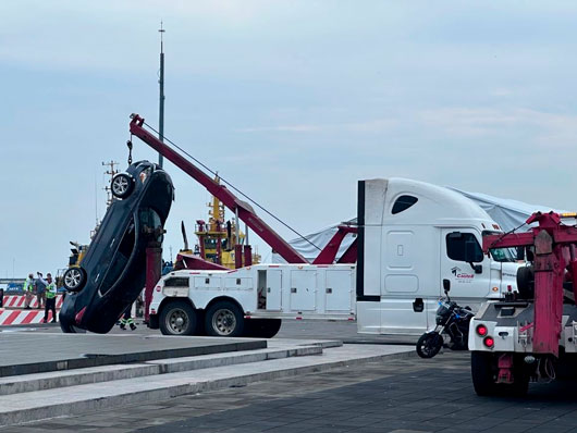 Cae vehículo al mar en zona del malecón en Veracruz; dos muertos