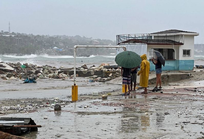Tras impactar en Oaxaca, 'Erick' se degrada a categoría 1