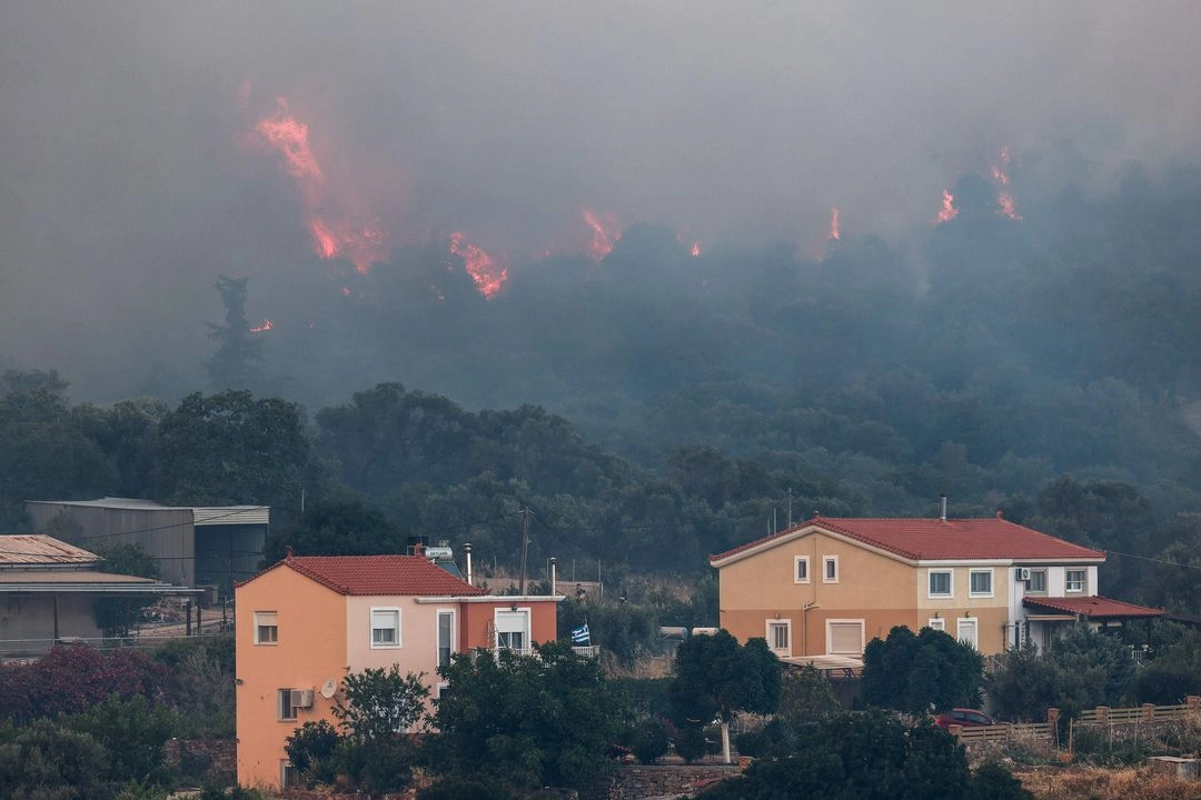 Incendio forestal consume 4 mil hectáreas en isla griega de Quíos