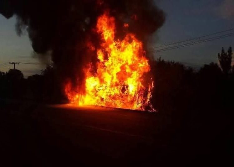 Dos muertos y 12 heridos por explosión de ducto de Pemex en Hidalgo