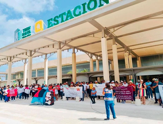 Maestros de la CNTE Yucatán protestan en estación del Tren Maya