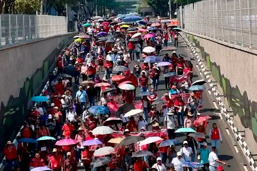 Marcha de la CNTE arriba al Caballito; maestros esperarán resultados de mesa con SG