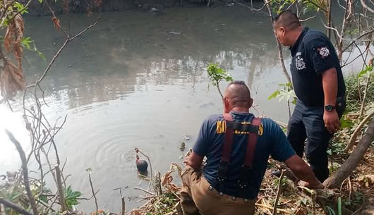 Rescatan bomberos de Cuautitlán a hombre que cayó al canal Emisor Poniente