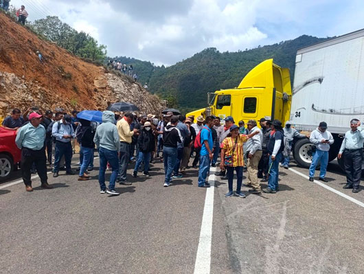 CNTE bloquea carretera en Chiapas exigiendo abrogación de reforma del Issste