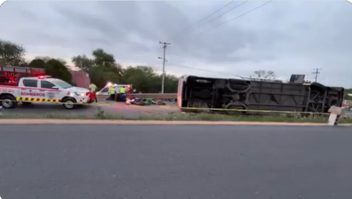 Tragedia carretera, 11 muertos y 21 heridos por volcadura de autobús en NL