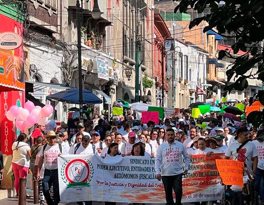 Marchan trabajadores sindicalizados del gobierno Morelos para exigir aumento salarial