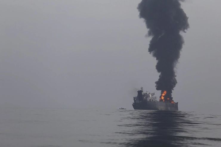 Se incendia buque en puerto de Coatzacoalcos, Veracruz