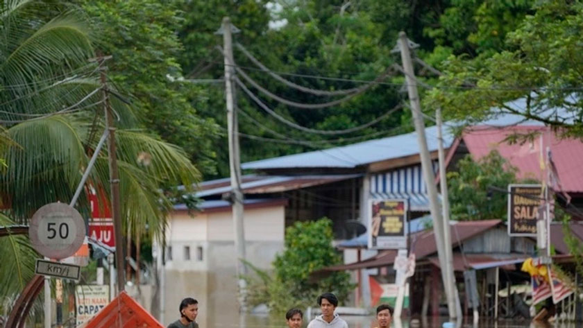 Evacuan a 16 mil personas por inundaciones en Malasia