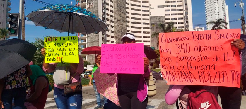Se manifiestan en Acapulco para denunciar que calor dejó sin luz a una primaria
