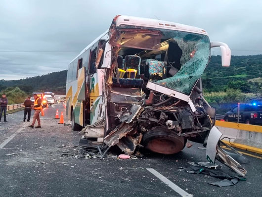 Choque de autobús contra tráiler en autopista México-Cuautla deja 15 heridos