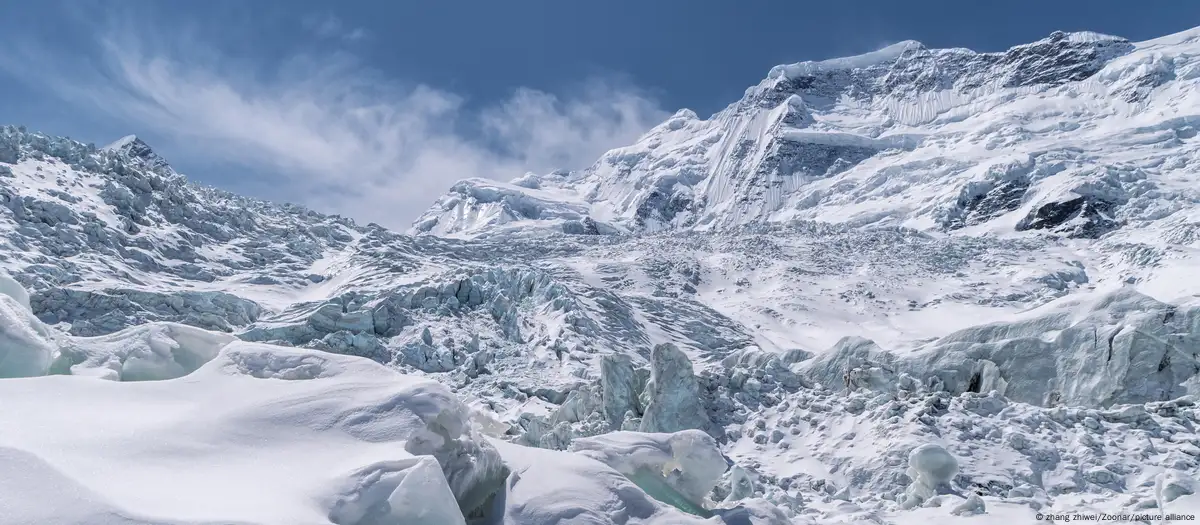 Evacúan a 350 senderistas tras tormenta de nieve en Everest