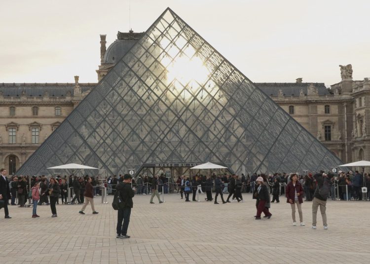 Robo en el Louvre: siete detenidos y continúa la búsqueda de un ladrón