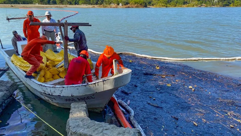 Pemex recuperó más de dos millones de litros de hidrocarburo en el río Pantepec, Veracruz