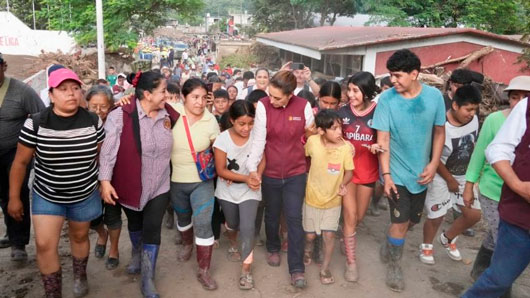 En Huehuetla, Hidalgo, Claudia Sheinbaum continúa supervisando, en territorio, apoyos a población afectada por lluvias