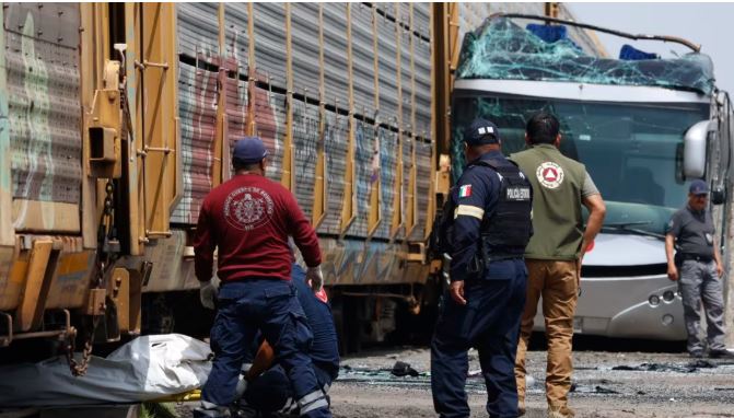 Un tren choca con un autobús y deja al menos ocho muertos y decenas de heridos en Edomex, México
