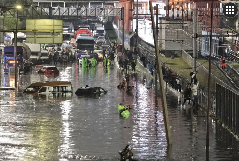 Colapsan lluvias zona oriente de la CDMX; reportan afectaciones en municipios de Edomex