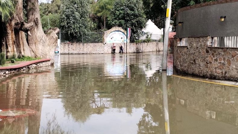 Desbordamiento de presa inunda Tequisquiapan