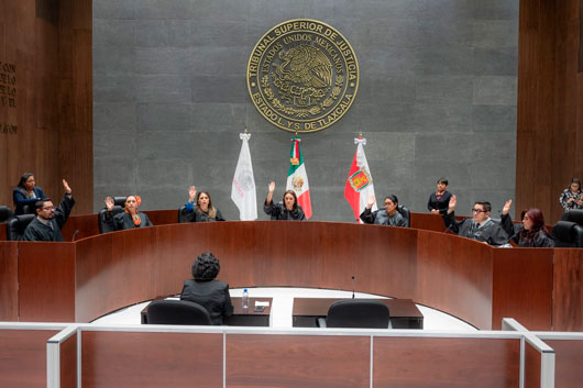 Rinden protesta ante el pleno del TSJE tres jueces municipales