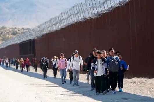 Jueza bloquea las deportaciones exprés de Trump