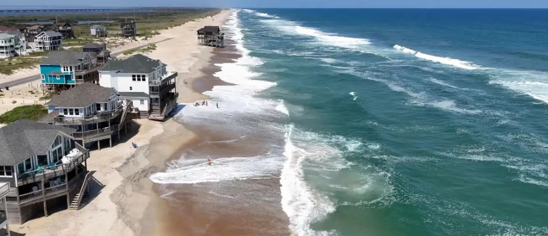 Huracán Erin golpea el Caribe y amenaza costa este de EE.UU.