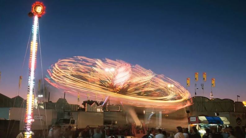 Momento exacto en que se desploma juego mecánico en Arabia Saudita; hay 23 heridos
