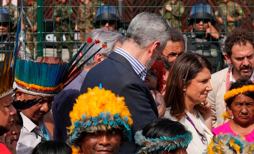Manifestantes indígenas bloquean entrada a la COP30 en Brasil