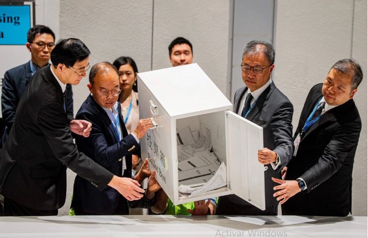 Hong Kong registra baja participación en elecciones legislativas marcadas por incendio en complejo de edificios