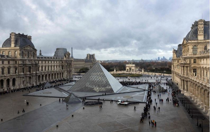 Museo del Louvre en deterioro; fuga de agua daña cientos de libros egipcios