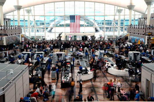 Pasajeros evacúan avión en Denver tras problema con tren de aterrizaje