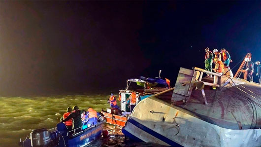 Suben a 36 los muertos por naufragio de barco en Vietnam
