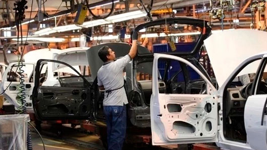 UE y Estados Unidos negocian acuerdo comercial con aranceles base del 15%