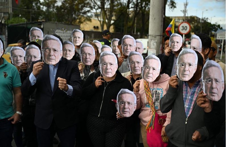 Jueza en Colombia da credibilidad a testigo clave en juicio contra Álvaro Uribe